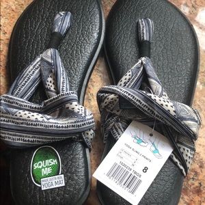 Sanuk yoga mat 2 sandals